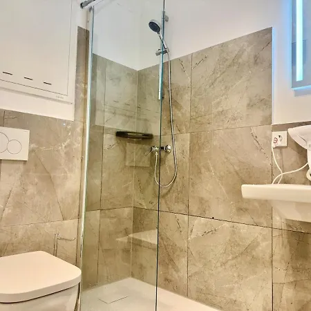 Stylish Premium Apartment With Patio *
