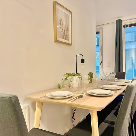 Stylish Premium Apartment With Patio