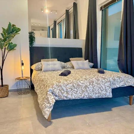 Stylish Premium Apartment With Patio *